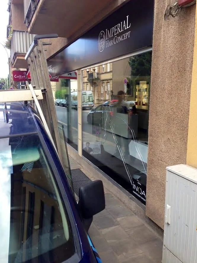 Vitrine commerciale brisée avant remplacement — réparation de vitrage au Luxembourg — Vitralux Bradtke